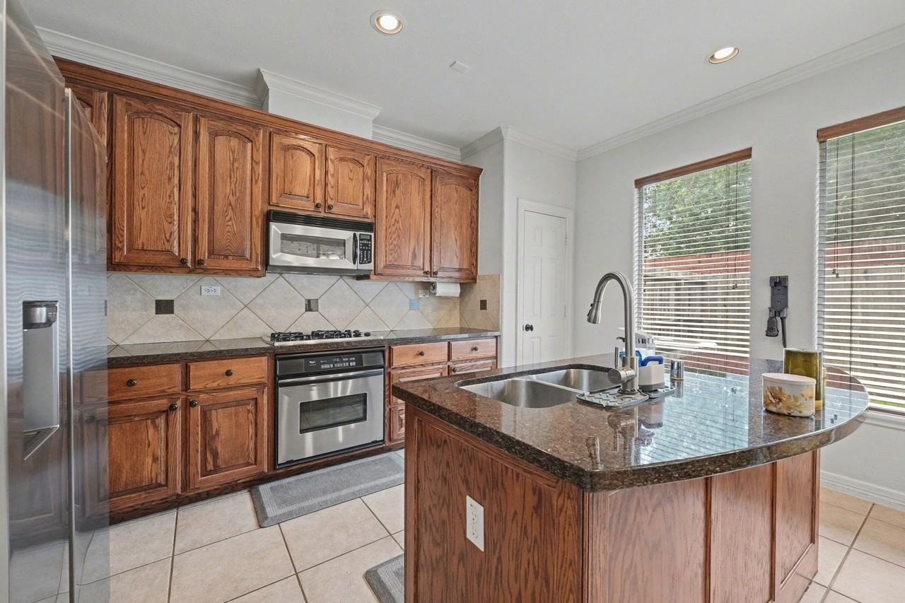 4327 Lake Walk Ct - Photo 7 of 27