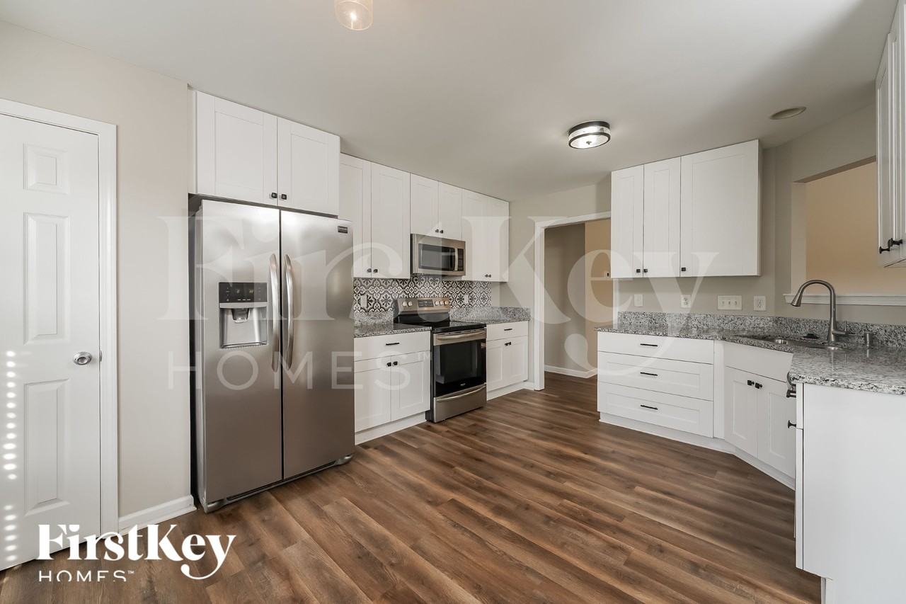 1915 Rockycreek Ln - Photo 4 of 15