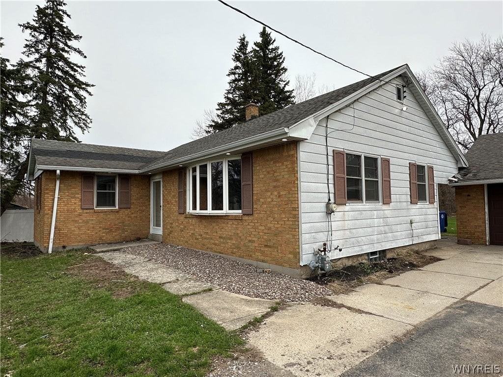 2791 N Forest Rd - Photo 2 of 14