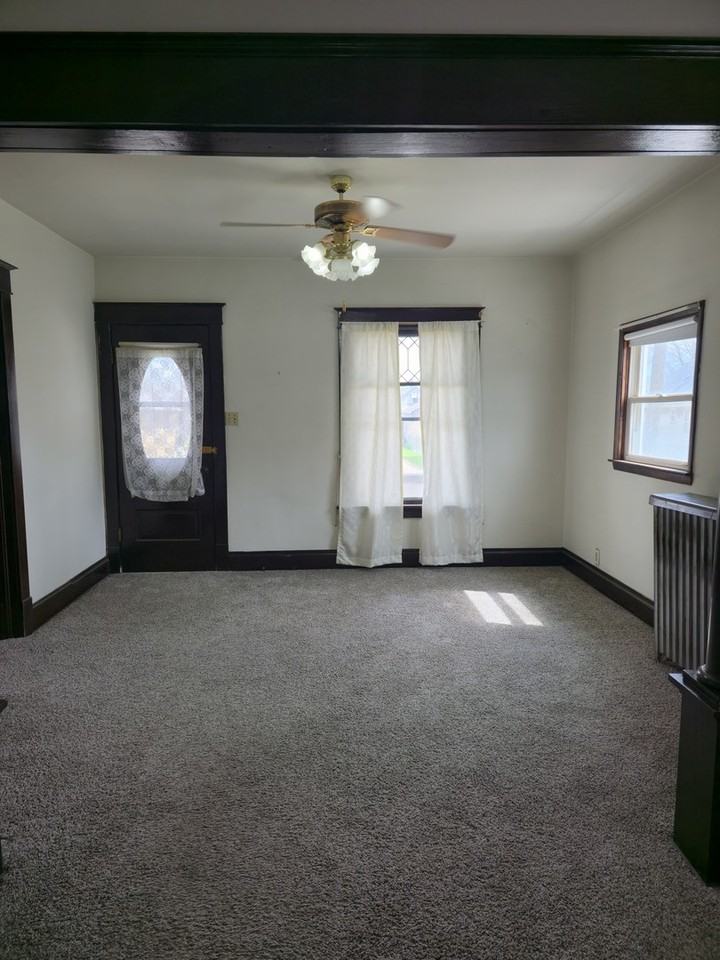 121 Davis Ave - Photo 2 of 10