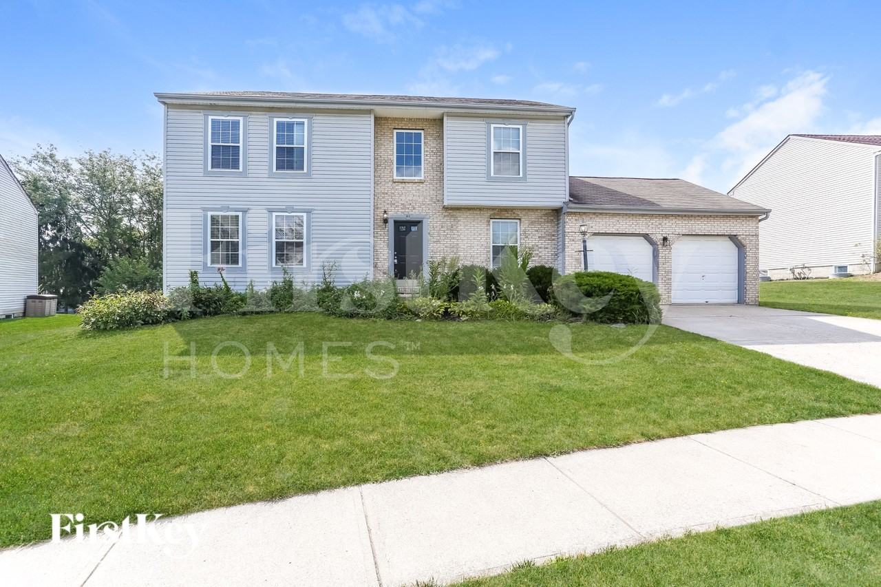 81 Roxbury Dr - Photo 2 of 15