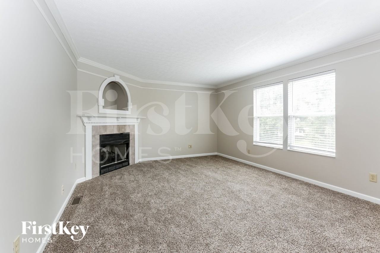 81 Roxbury Dr - Photo 3 of 15