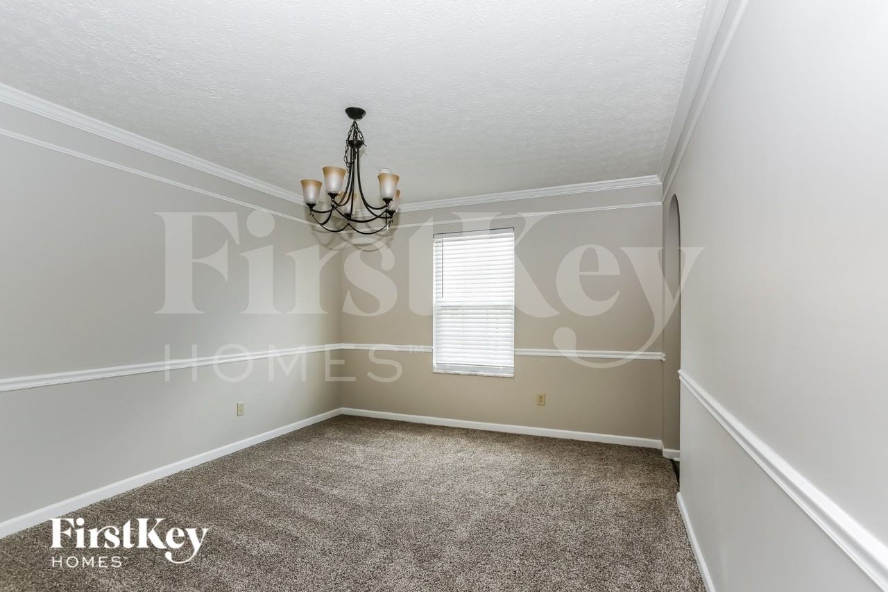 81 Roxbury Dr - Photo 4 of 15