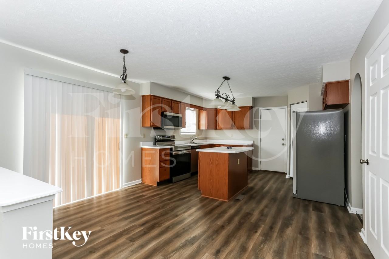 81 Roxbury Dr - Photo 5 of 15