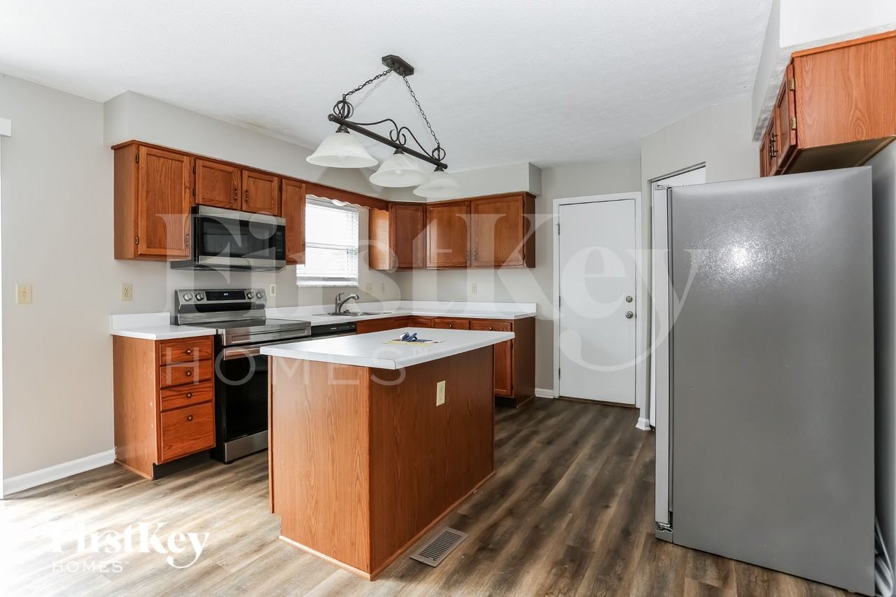 81 Roxbury Dr - Photo 7 of 15