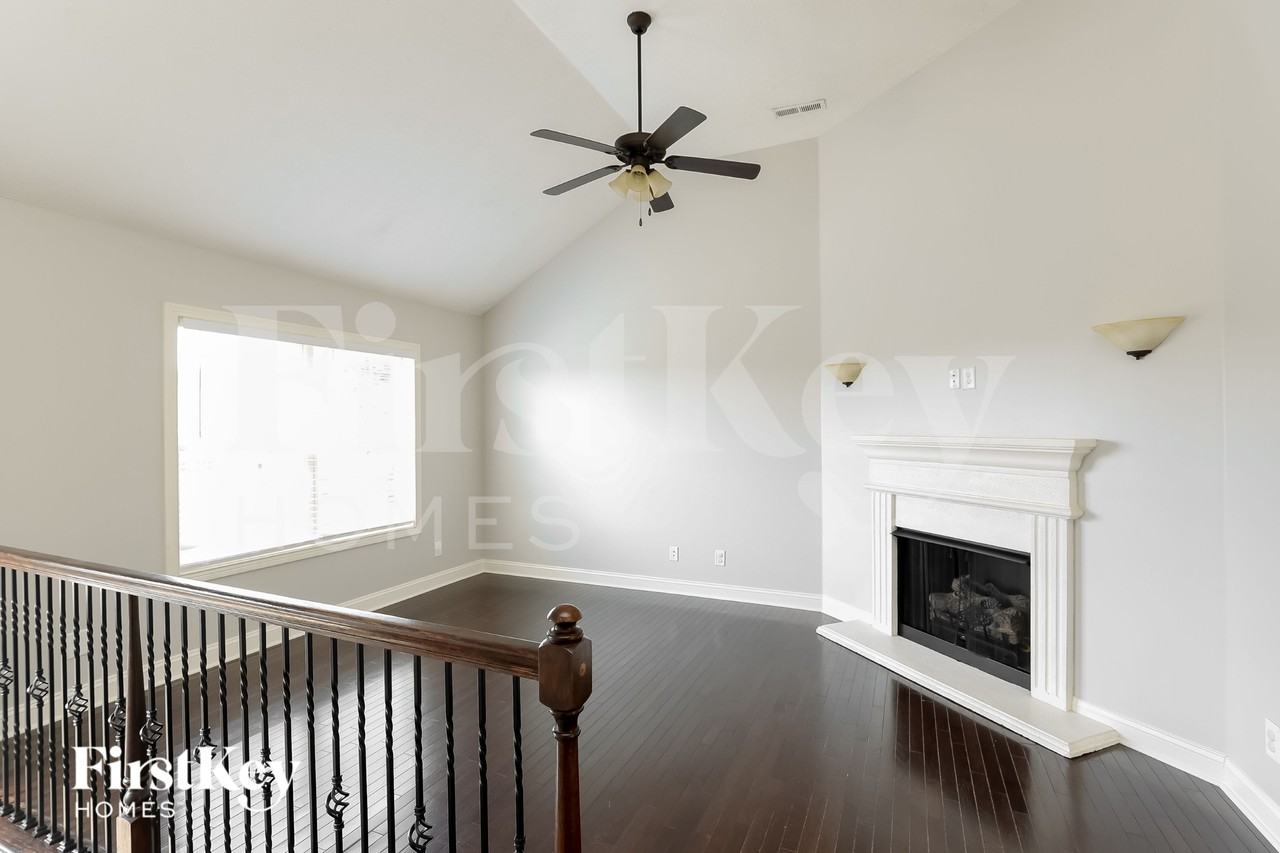 1145 Stillwood Dr - Photo 3 of 15