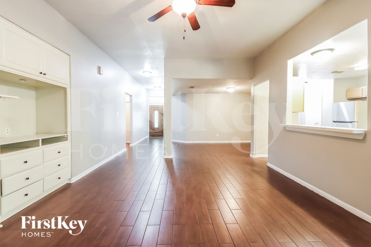 26967 Crown Haven Ct - Photo 5 of 19