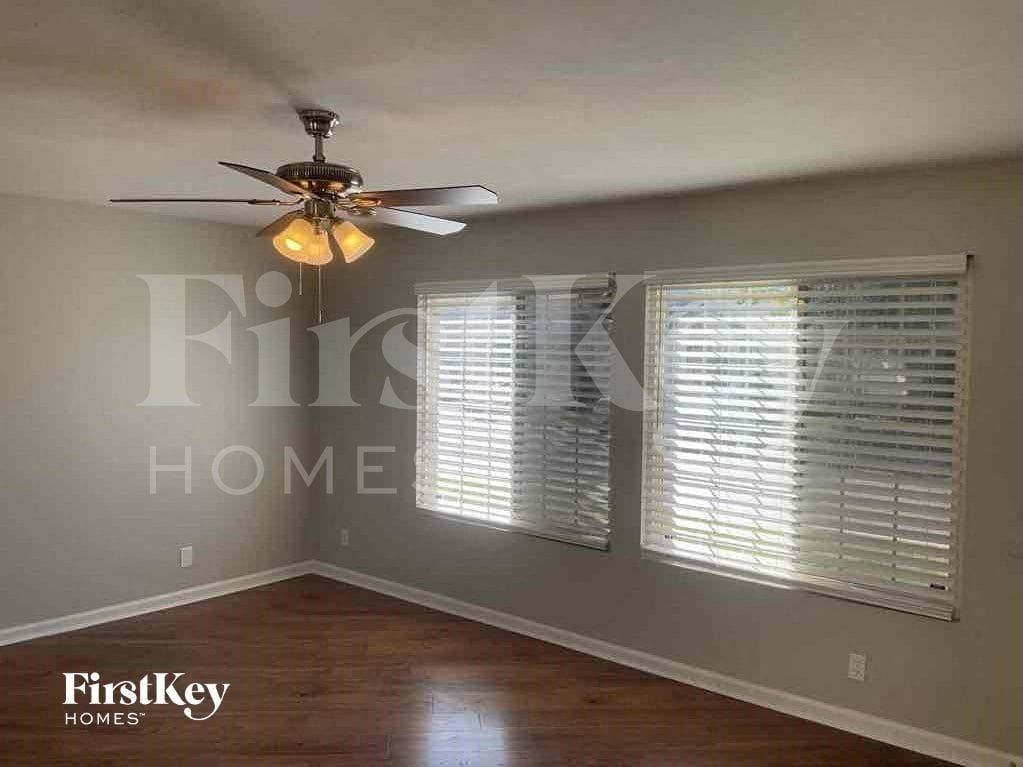 235 N 22nd Pl - Photo 4 of 25