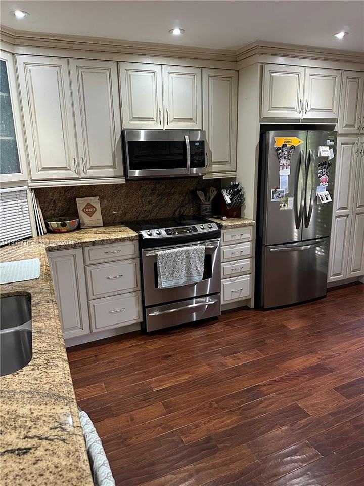 925 Ne 26th Ave #925 - Photo 3 of 8