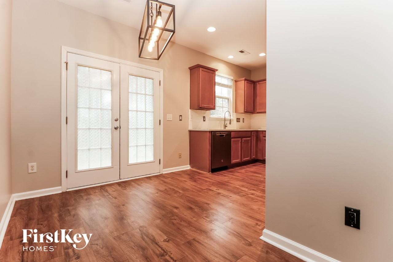 2418 Stadium Dr - Photo 5 of 15