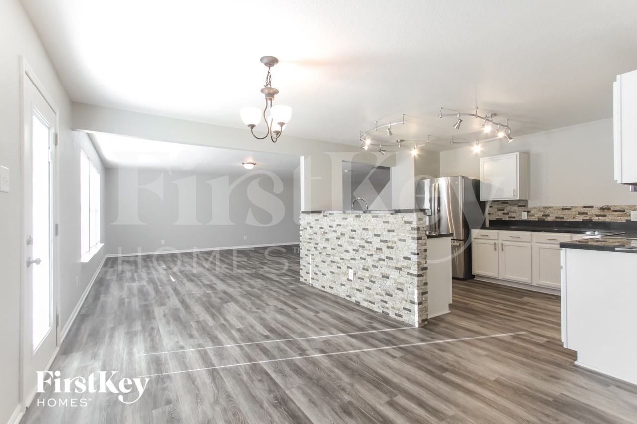 837 Colonial Way - Photo 4 of 15