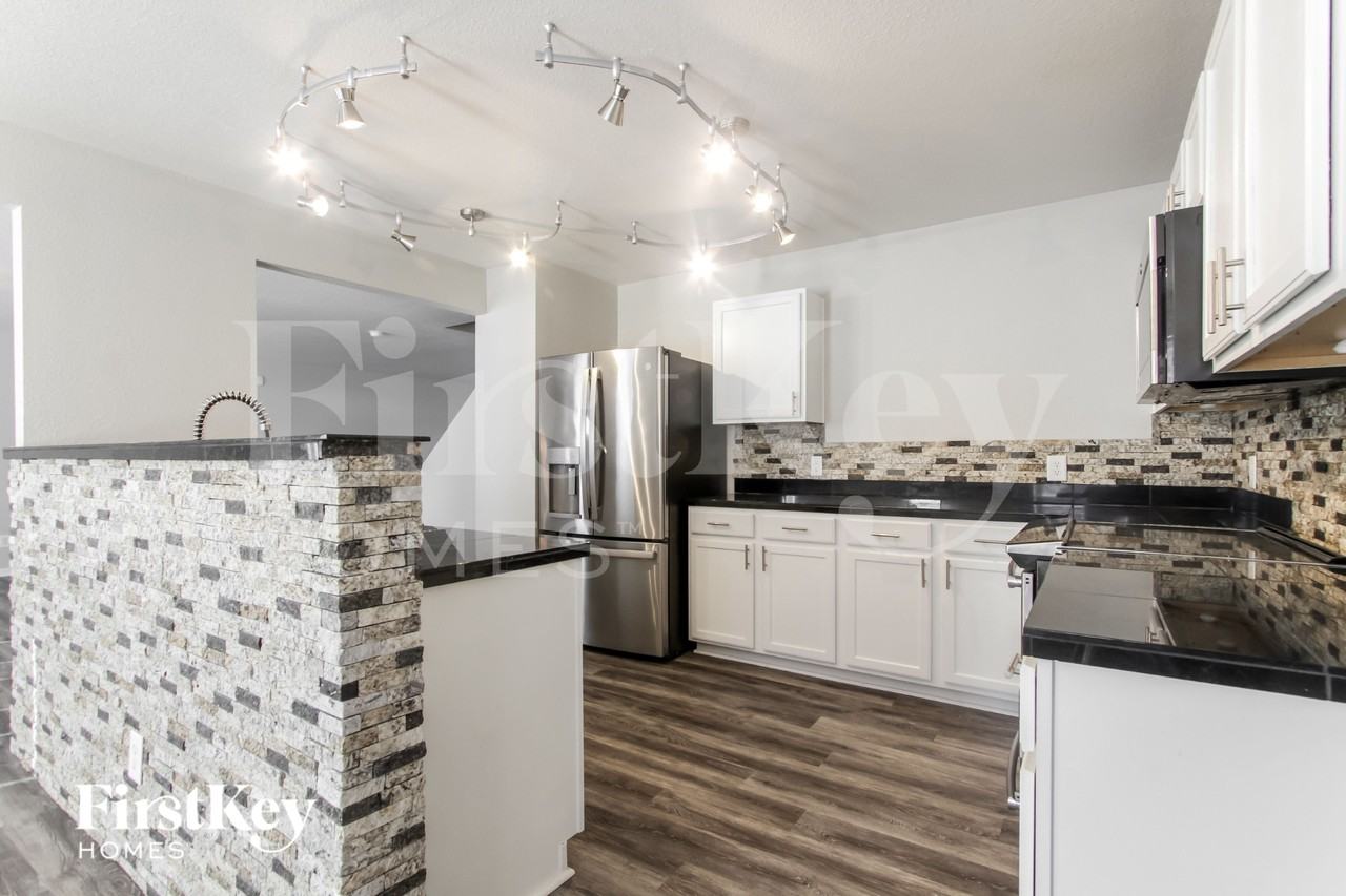 837 Colonial Way - Photo 5 of 15