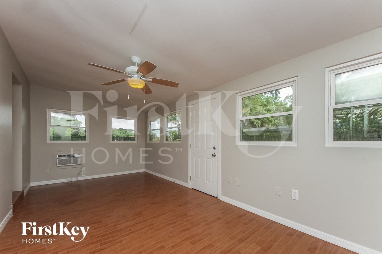 2409 Brookside Ave - Photo 6 of 15