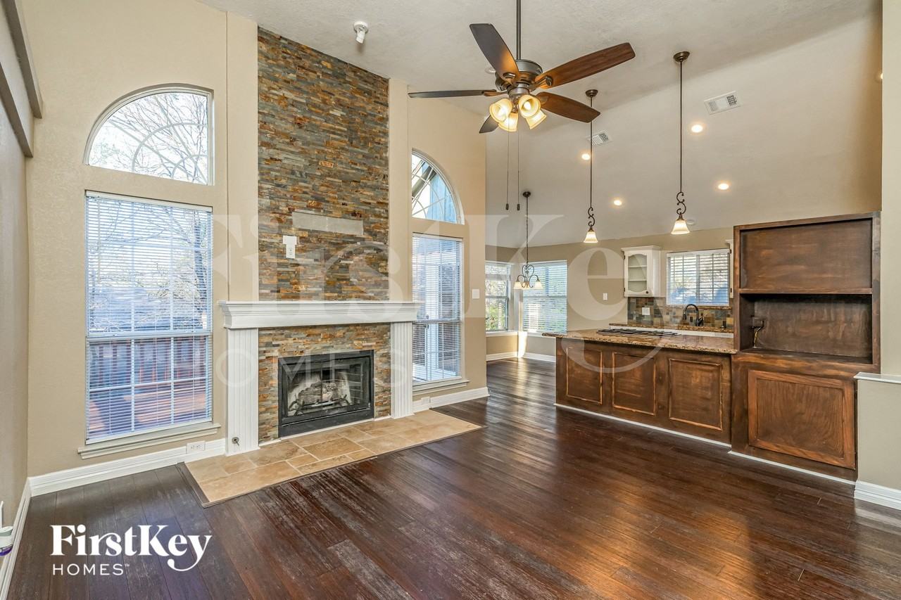 1313 Deer Trl - Photo 3 of 15