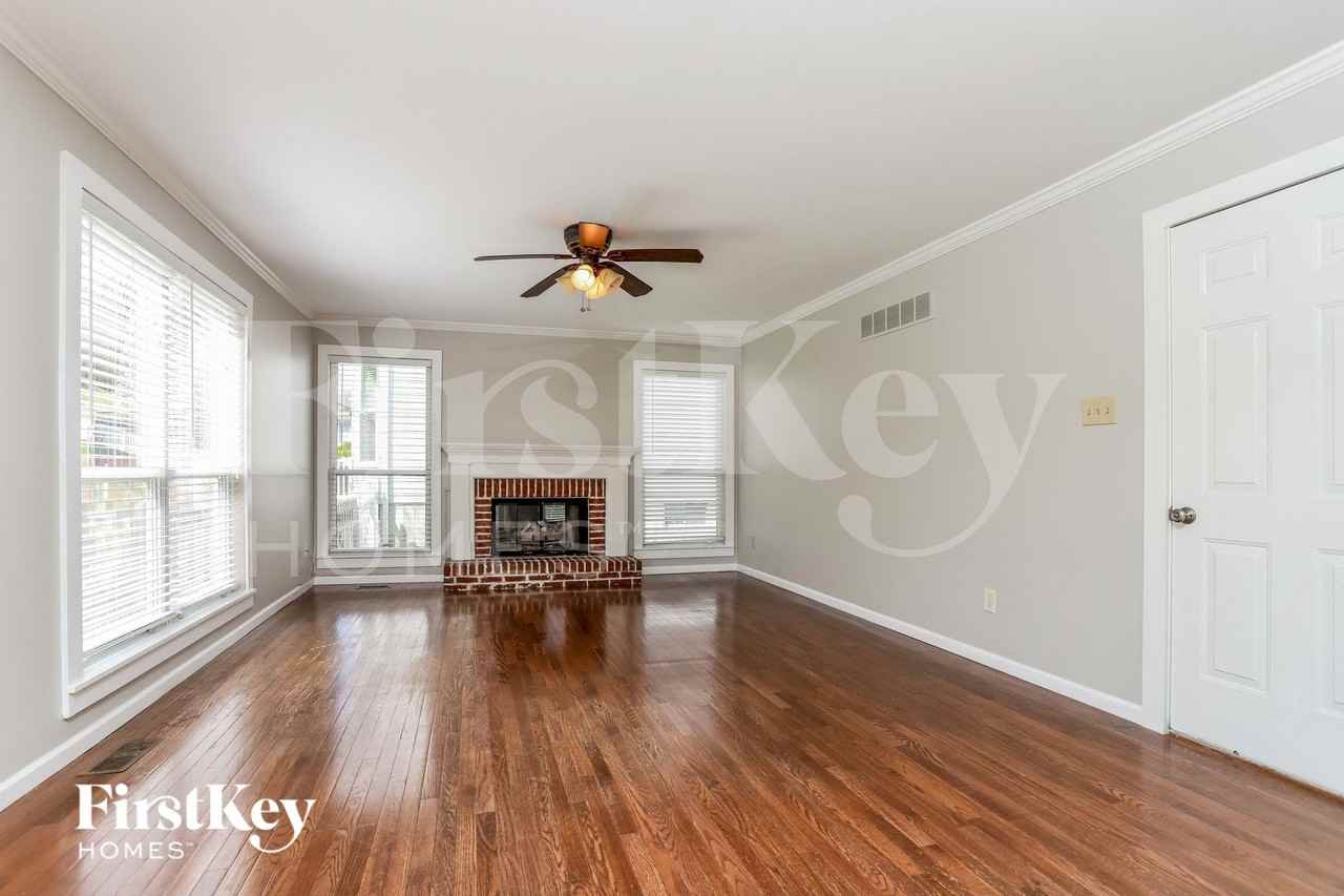 324 Autumn Peak Dr - Photo 3 of 15