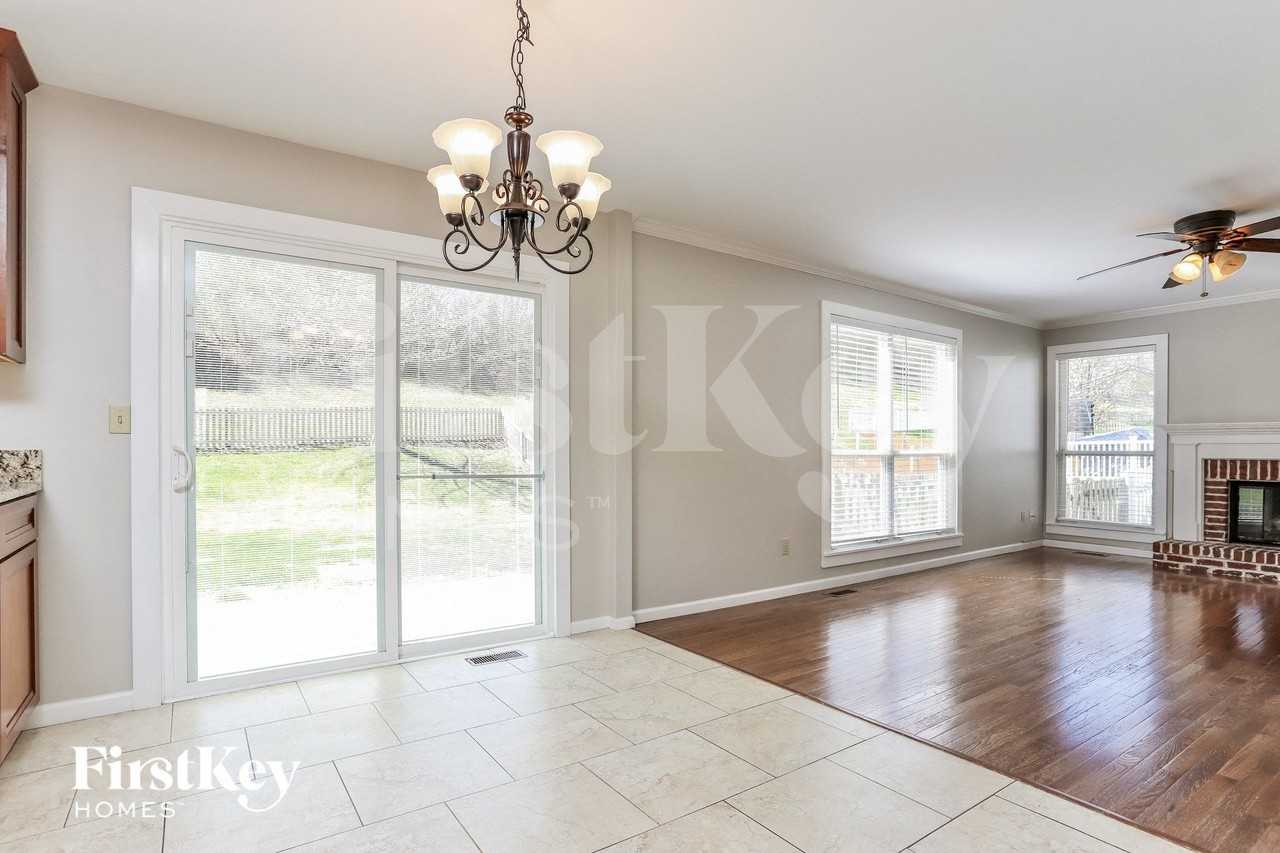 324 Autumn Peak Dr - Photo 5 of 15