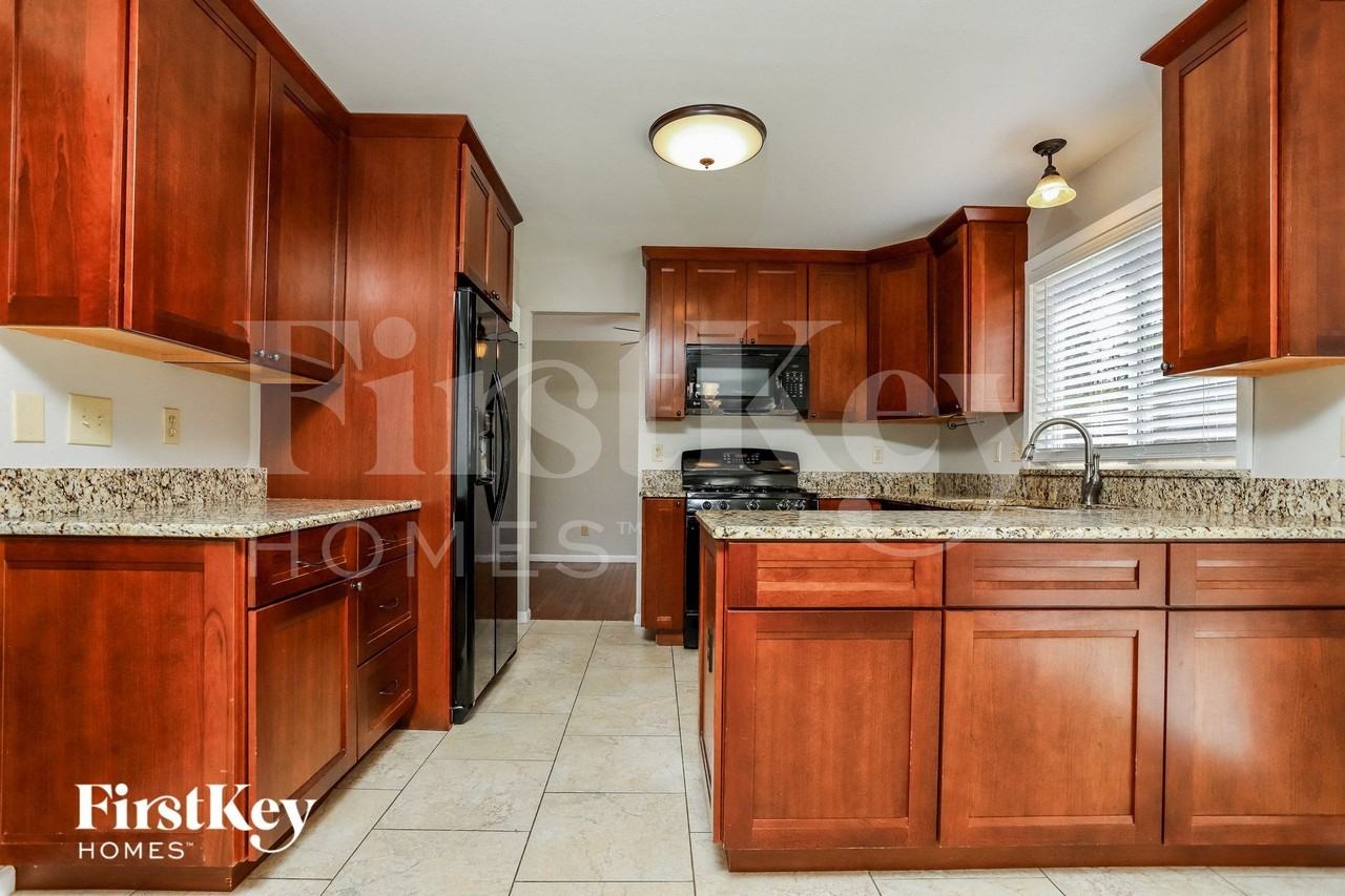 324 Autumn Peak Dr - Photo 6 of 15