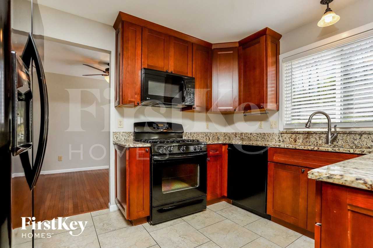 324 Autumn Peak Dr - Photo 7 of 15