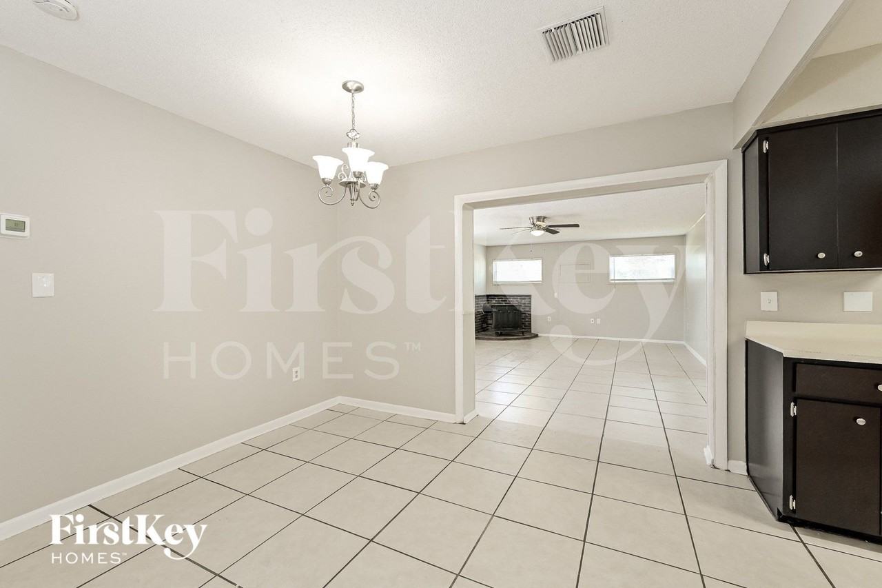 924 Brockway Ave - Photo 4 of 15