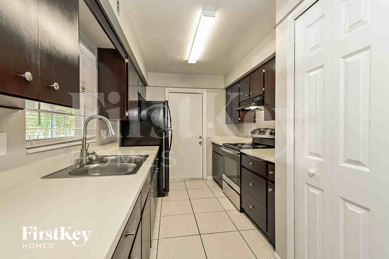 924 Brockway Ave - Photo 5 of 15