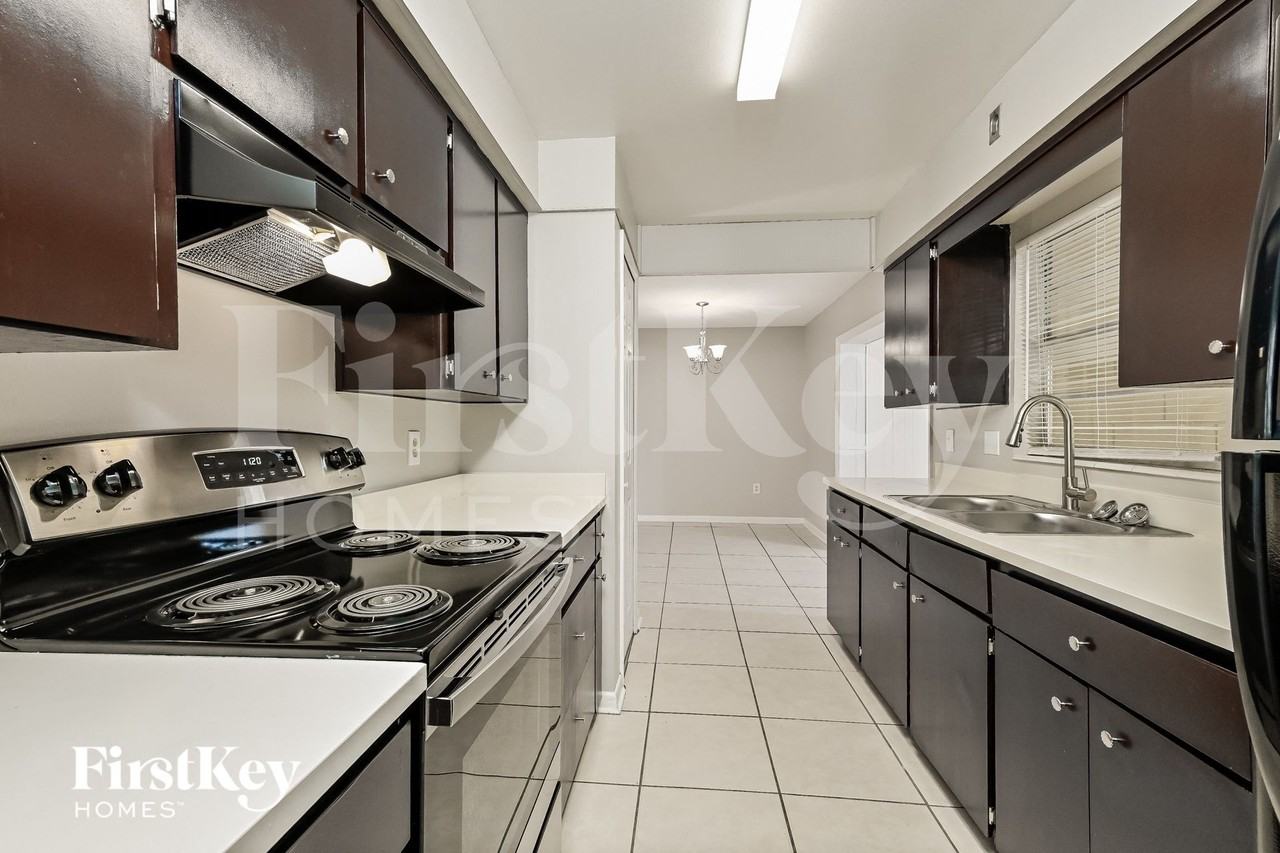 924 Brockway Ave - Photo 6 of 15