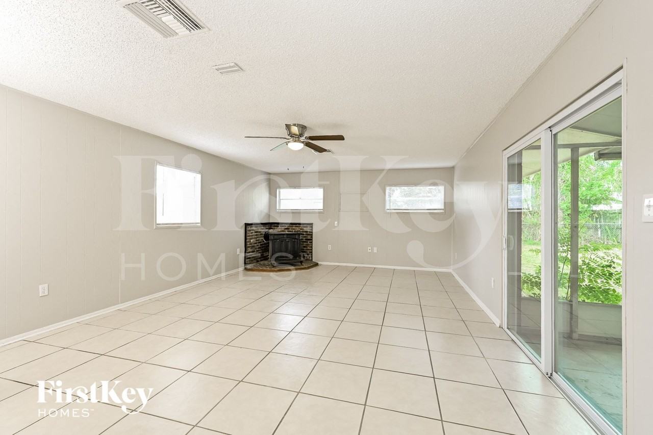 924 Brockway Ave - Photo 7 of 15