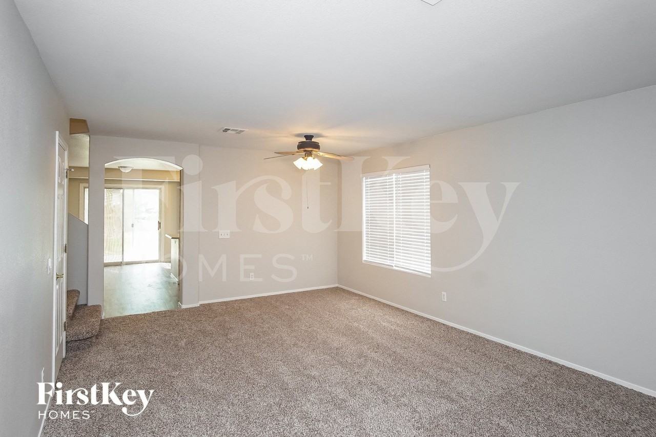 985 Blue Lantern Dr - Photo 2 of 15