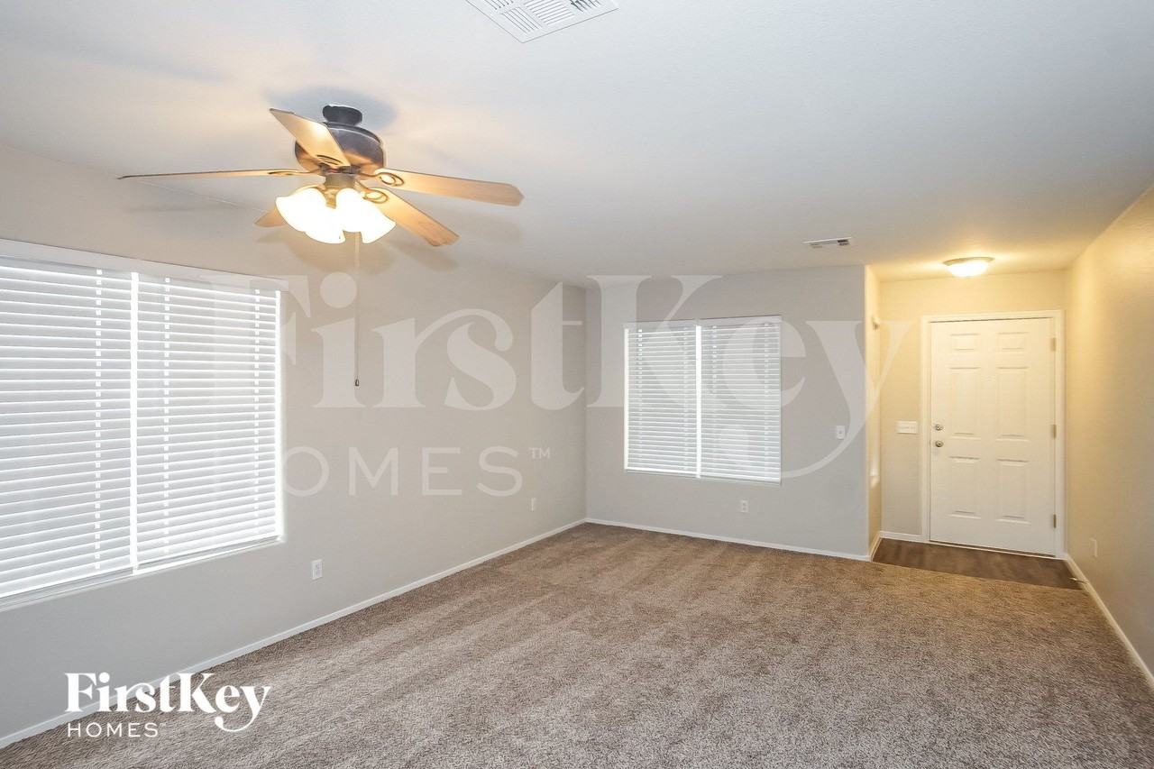 985 Blue Lantern Dr - Photo 3 of 15