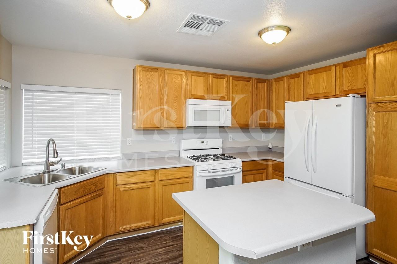 985 Blue Lantern Dr - Photo 6 of 15