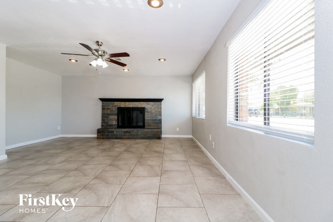 806 E El Caminito Dr - Photo 3 of 15