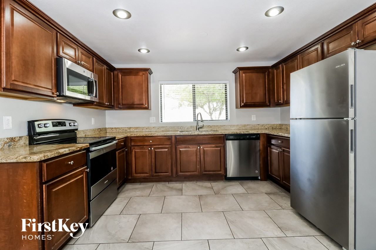 806 E El Caminito Dr - Photo 5 of 15