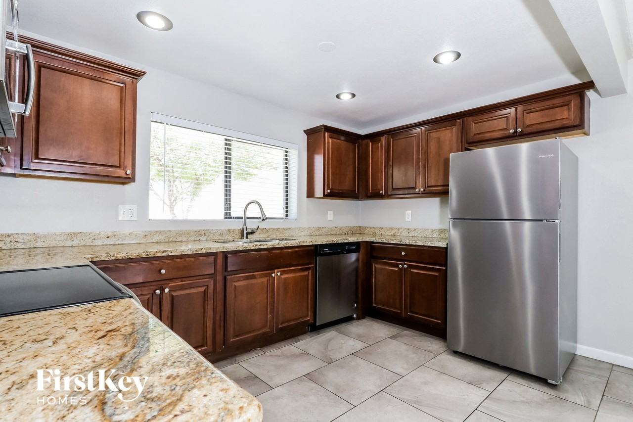 806 E El Caminito Dr - Photo 6 of 15