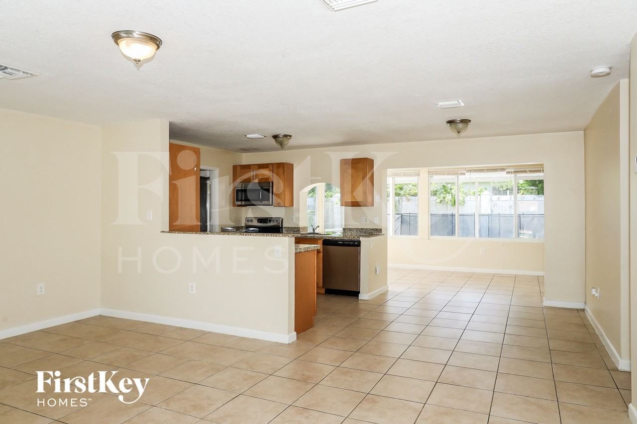 7461 Nw 23rd St - Photo 4 of 13