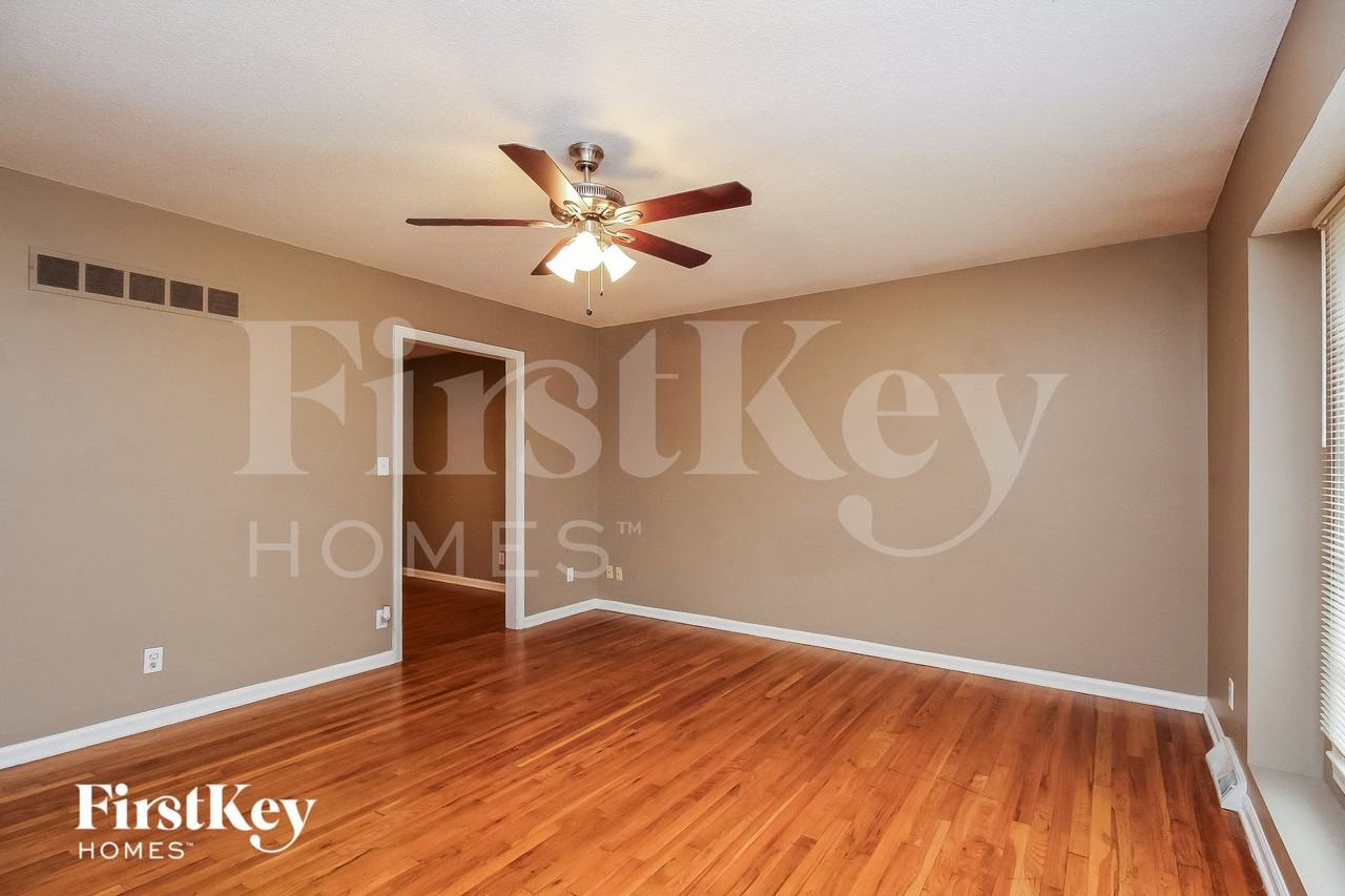 704 Melrose St - Photo 3 of 15