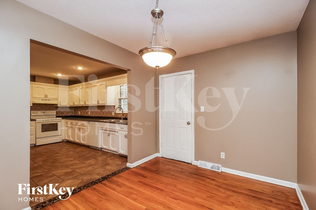 704 Melrose St - Photo 4 of 15