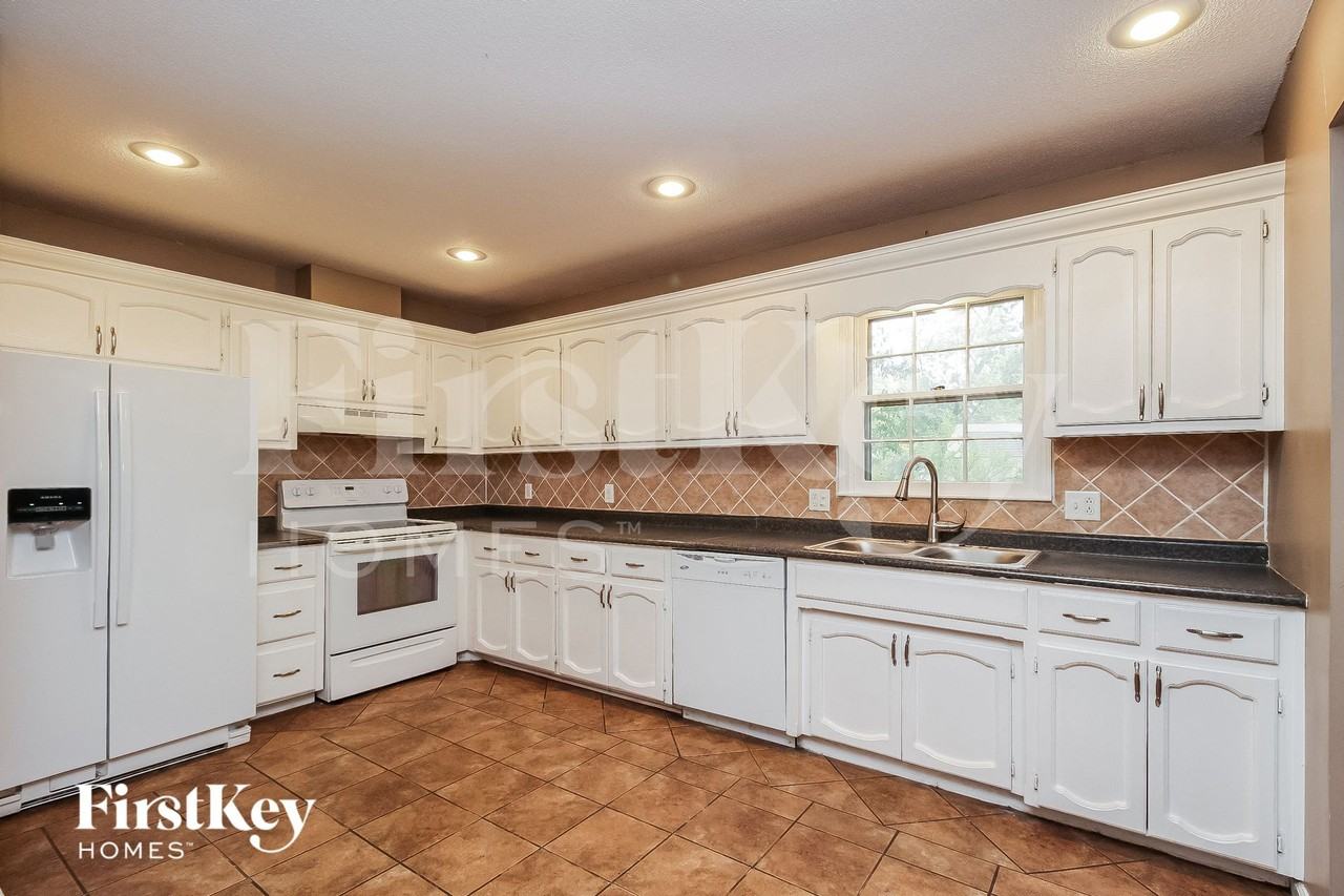 704 Melrose St - Photo 5 of 15