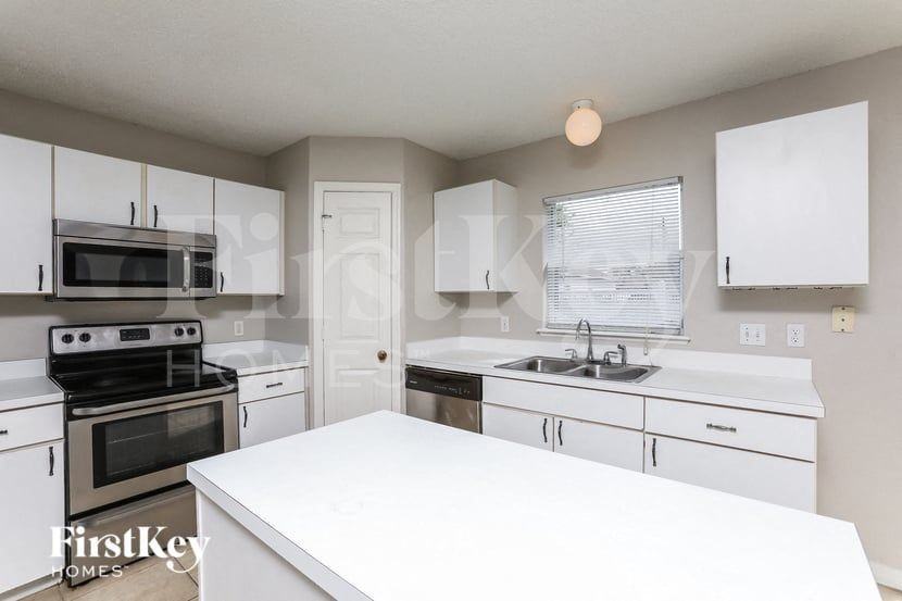 684 Jaguar Ct - Photo 4 of 15