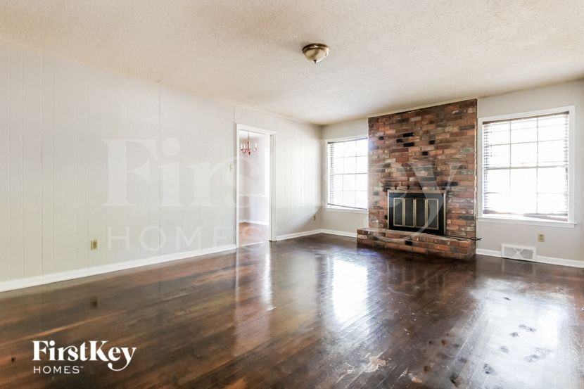 4560 Parkwood Rd - Photo 3 of 17