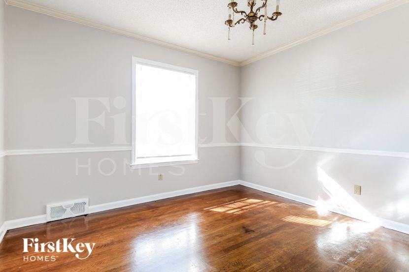 4560 Parkwood Rd - Photo 4 of 17