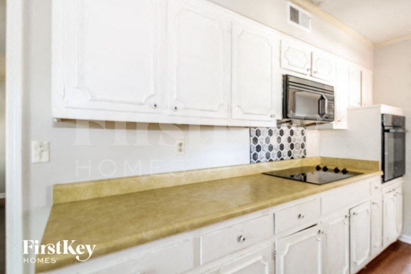 4560 Parkwood Rd - Photo 5 of 17