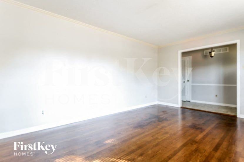 4560 Parkwood Rd - Photo 7 of 17
