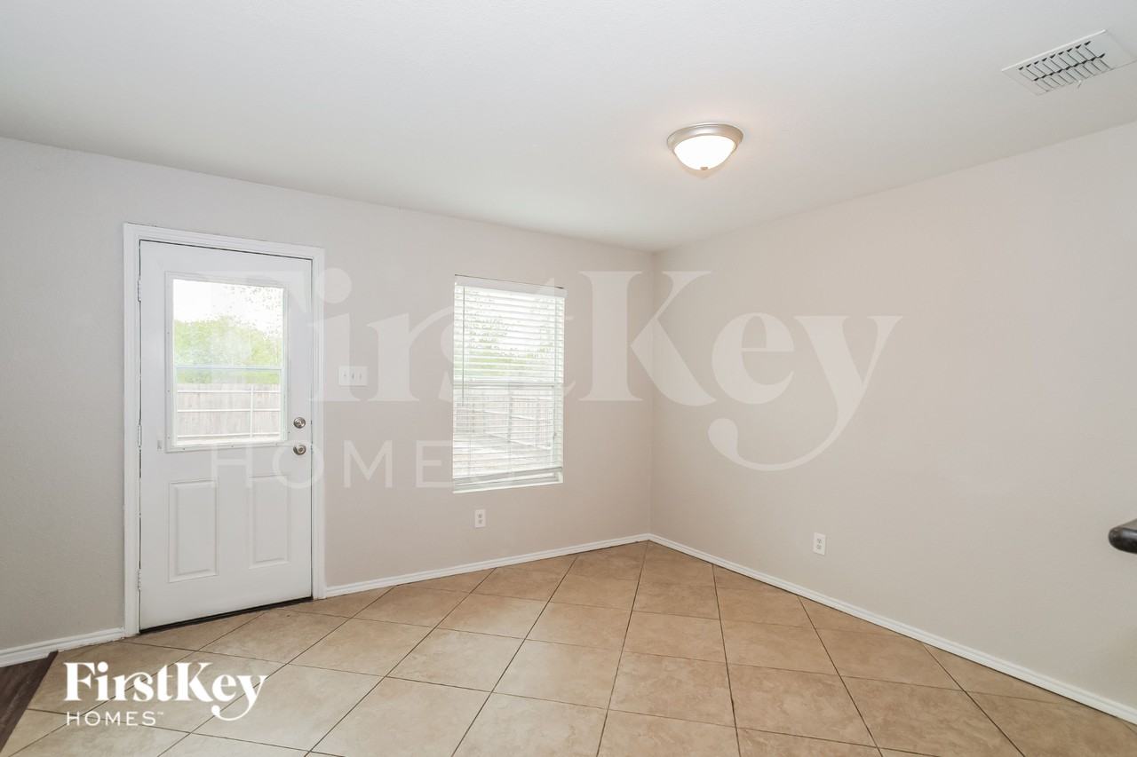 4545 Waterford Dr - Photo 4 of 16