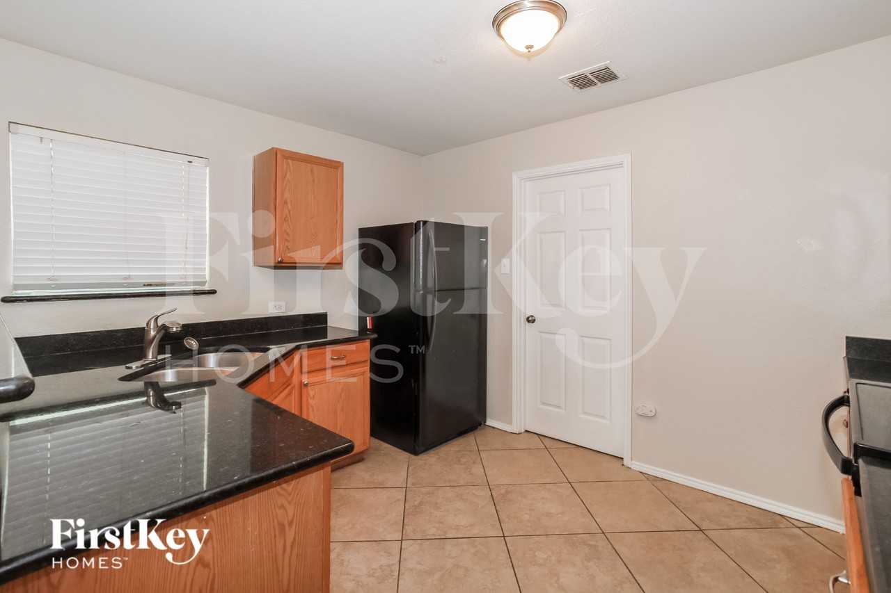 4545 Waterford Dr - Photo 5 of 16