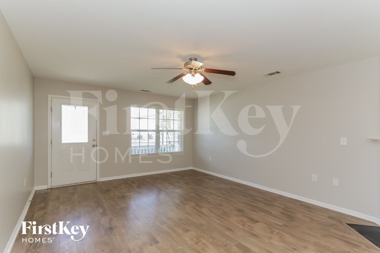 301 Lindpoint Ln - Photo 4 of 15