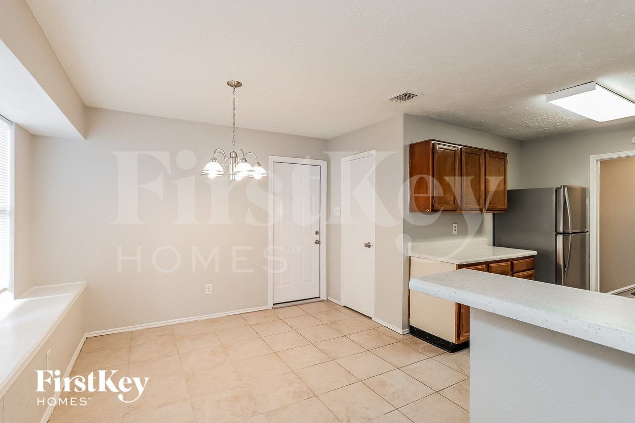 2606 Olster Dr - Photo 4 of 15