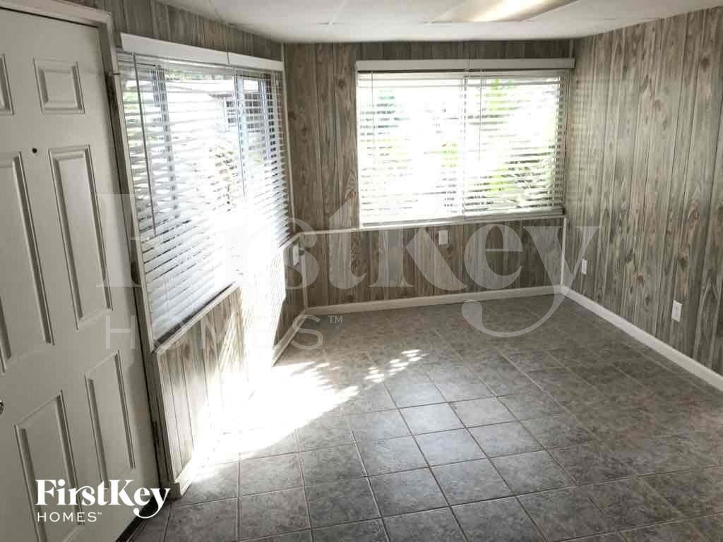 2316 E Colby Ln - Photo 4 of 13