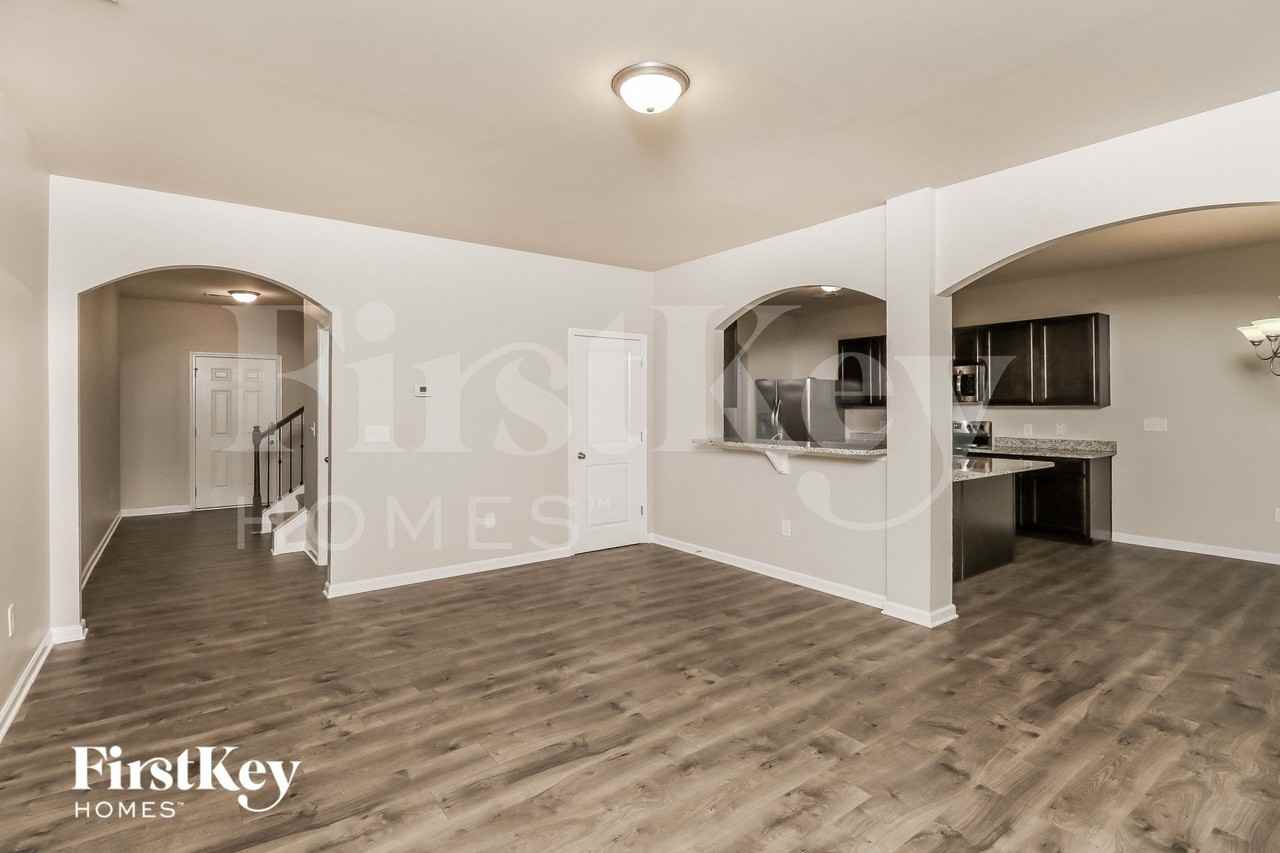 201 Southwind Cir - Photo 2 of 15