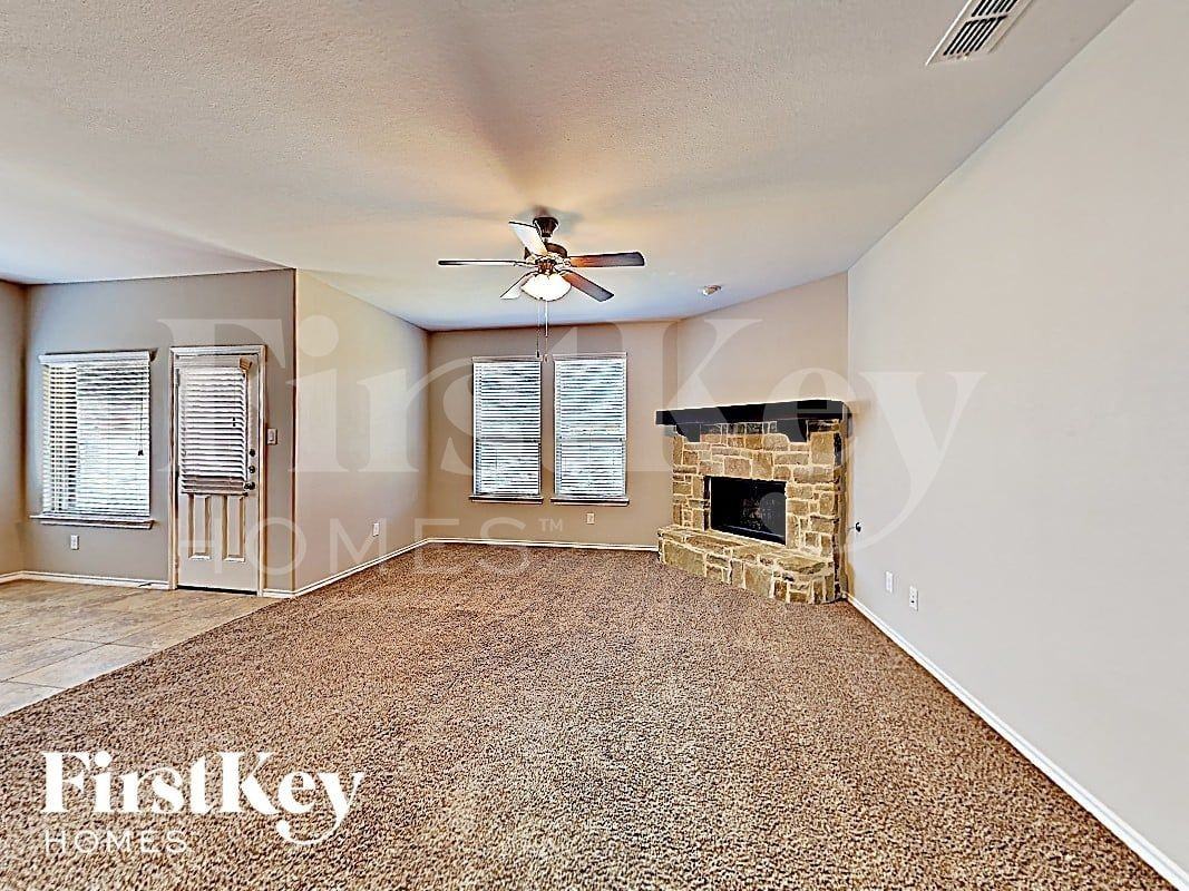 1724 Henderson Dr - Photo 2 of 16