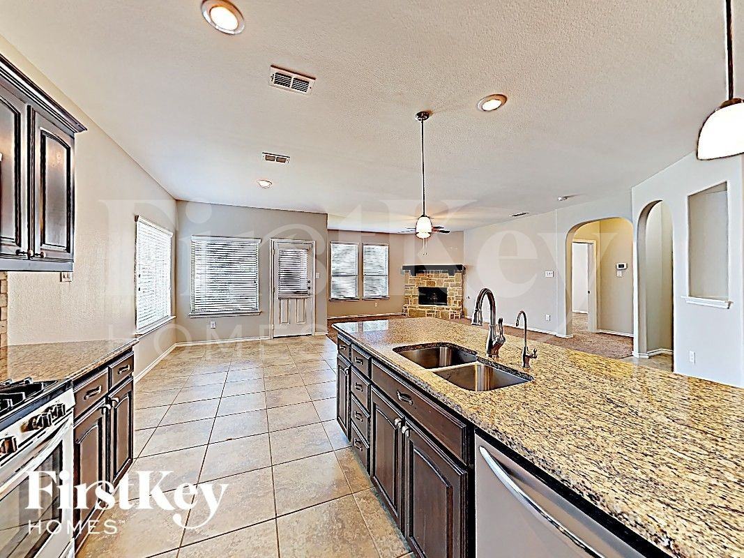 1724 Henderson Dr - Photo 5 of 16