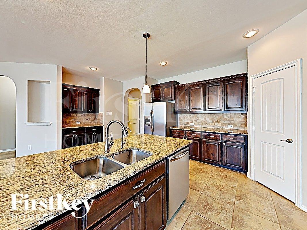 1724 Henderson Dr - Photo 6 of 16